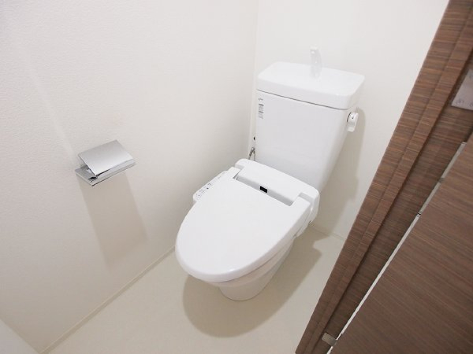 トイレはシンプルなデザインで清潔感ある印象に。