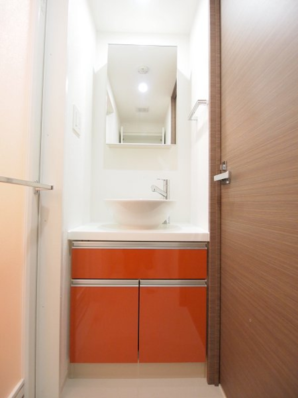 独立洗面台もオレンジ色。毎朝気合いが入りそうです。