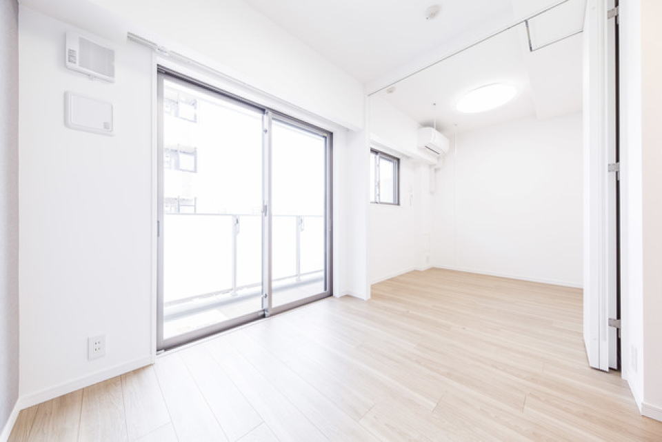 6帖のダイニングキッチンです。窓から朝日が差し込み気持ちよさそうです。
※写真は同タイプ住戸です。