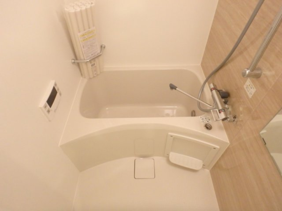 浴室はシンプルかつナチュラルなデザインです。