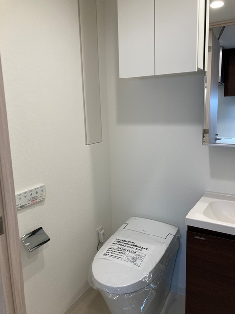 棚があるので日用品をストックしやすそうです。※写真は同タイプ住戸です。