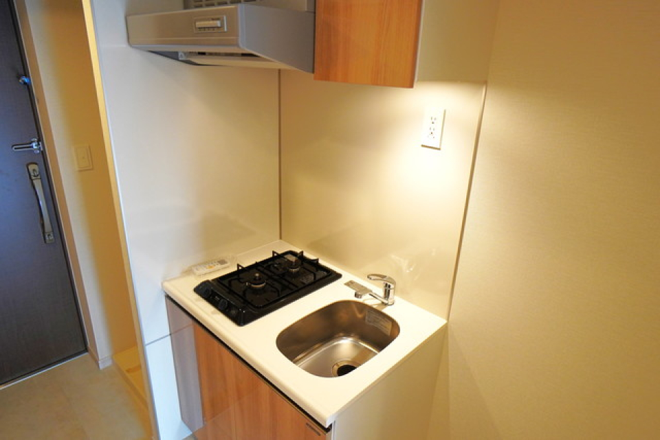 ２口のガスコンロとコンパクトなワークトップのあるキッチン。※写真は同タイプ住戸です。