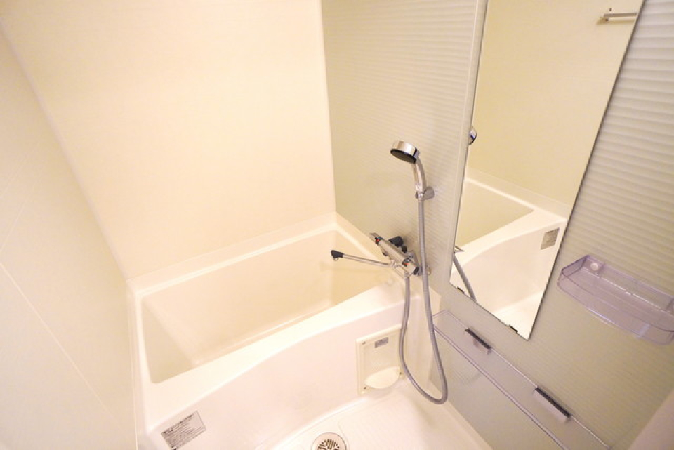 清潔感のある白でまとまったキッチンです。※写真は同タイプ住戸です。