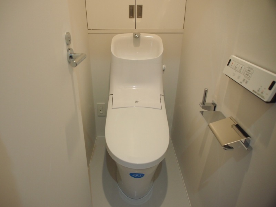 トイレはシンプルな造り。収納棚にトイレットペーパーやお掃除グッズを入れることができます。