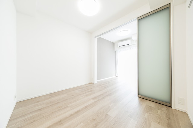 引き戸がアクセントになっておりお部屋も解放感があります。※写真は同タイプ住戸です。