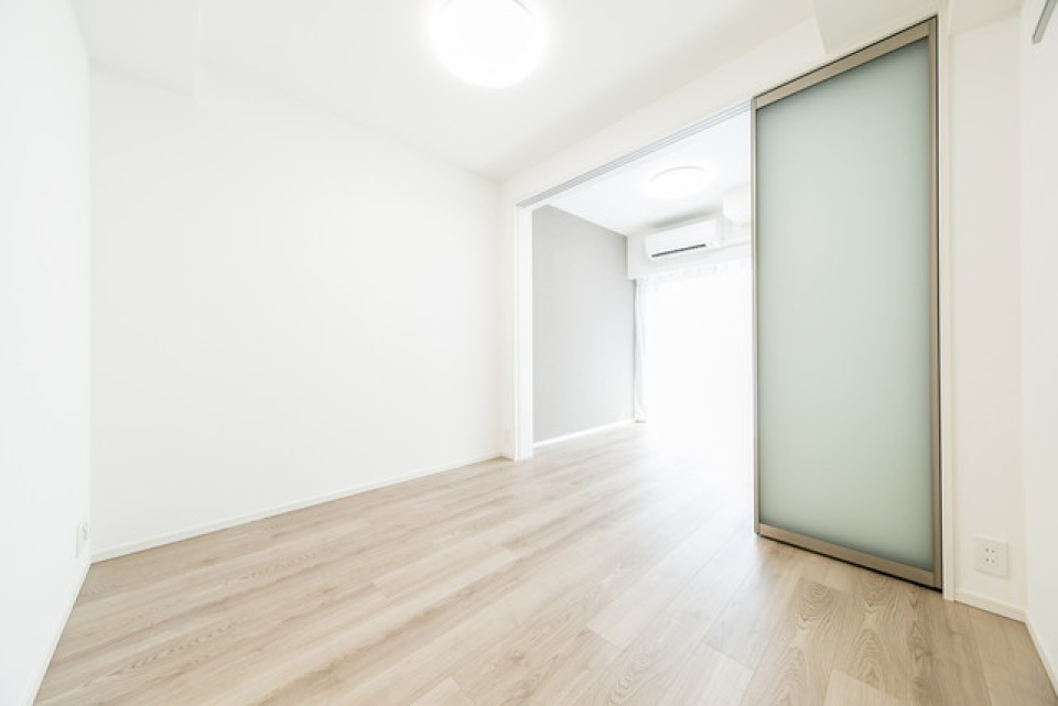 引き戸がアクセントになっておりお部屋も解放感があります。※写真は同タイプ住戸です。