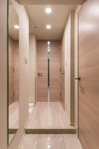 玄関も明るいです。※写真は同タイプ住戸です。
