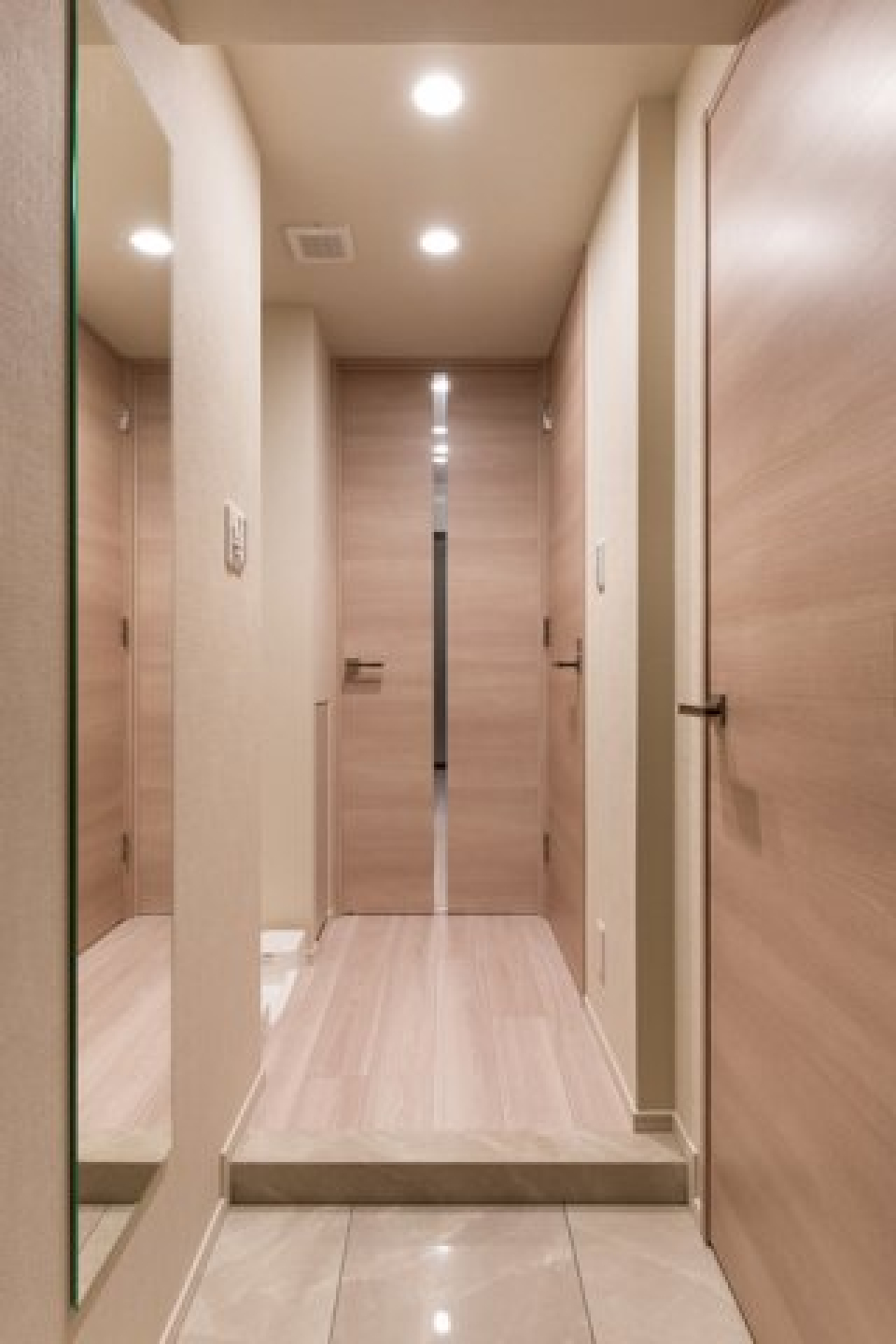 玄関も明るいです。※写真は同タイプ住戸です。