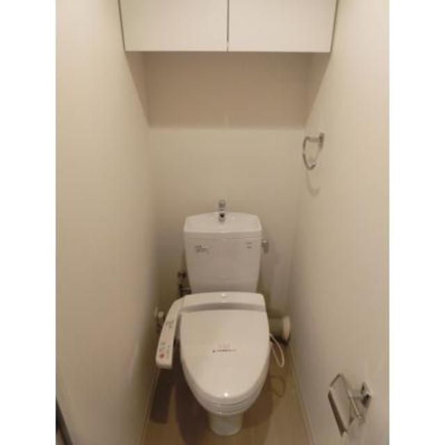 清潔感のあるトイレは、上段に棚があるので、お掃除道具やトイレットペーパーなど整理整頓に便利です。
※写真は同タイプ住戸です。