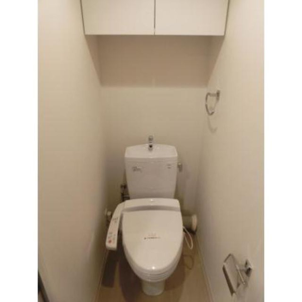 清潔感のあるトイレは、上段に棚があるので、お掃除道具やトイレットペーパーなど整理整頓に便利です。
※写真は同タイプ住戸です。