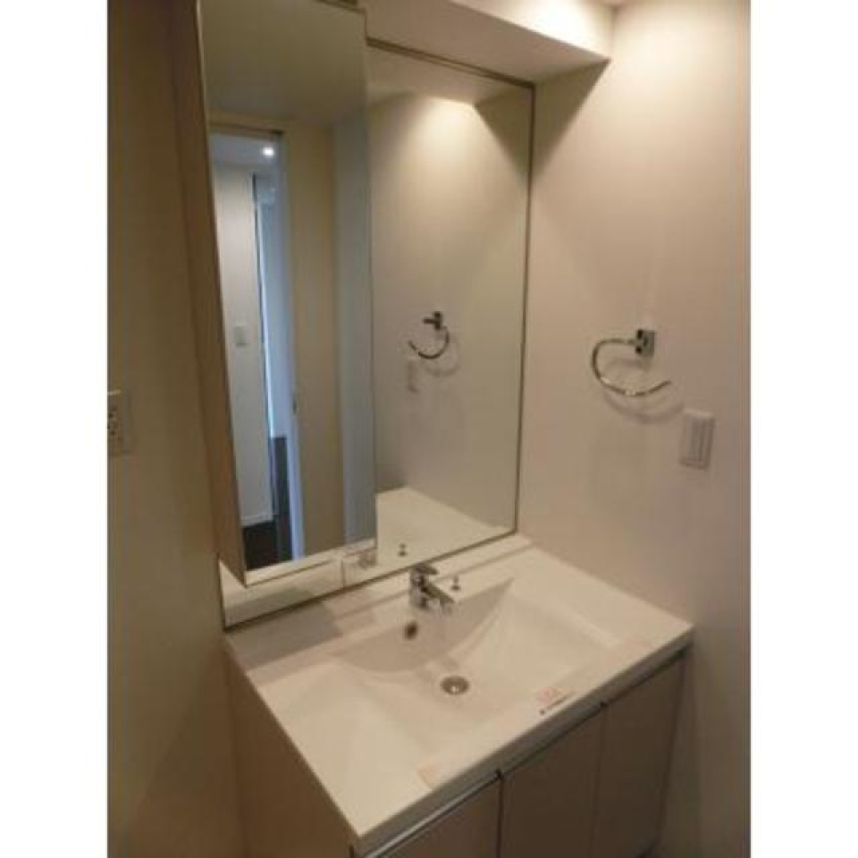 上半身まで見える大きな鏡の洗面台です。
※写真は同タイプ住戸です。