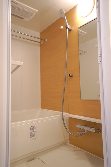 ナチュラルなパネルが採用された浴室。※写真は同タイプ住戸です。