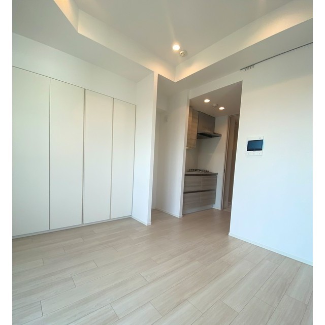 お部屋は、木目調の床が優しい色合いで、アクセントウォールはくすみカラーが映える、モダンな空間です。
2024.3.16撮影