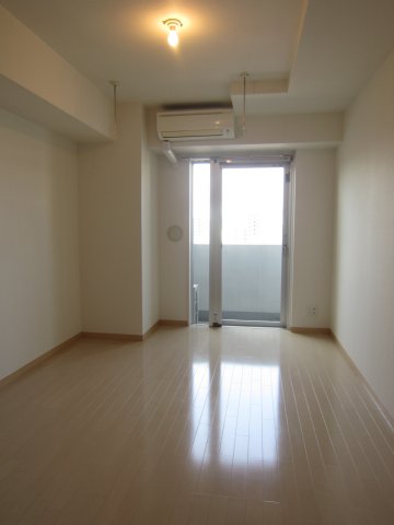 日中は暖かい光が差し込み、明るく心地良い空間にしてくれる、南西向きのお部屋です。
※参考写真