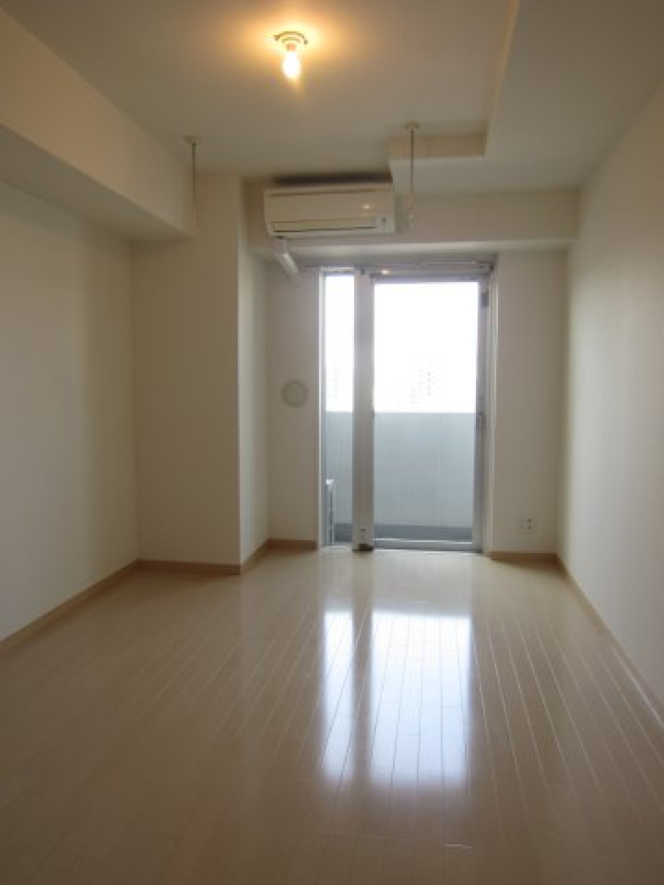 日中は暖かい光が差し込み、明るく心地良い空間にしてくれる、南西向きのお部屋です。
※参考写真