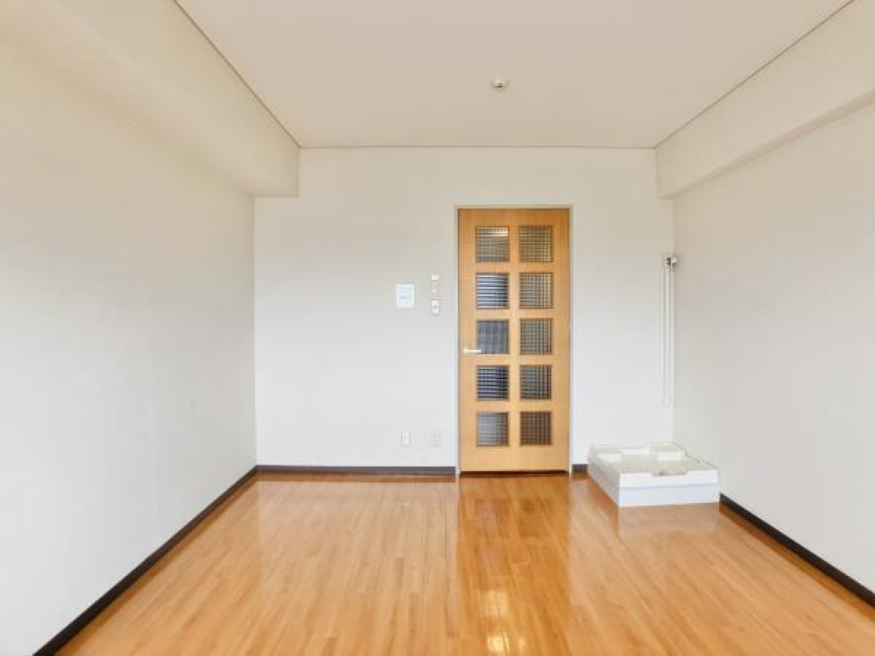 洗濯機置きは洋室の中におきます。