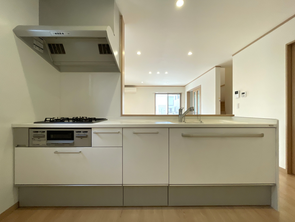 キッチン収納は、白とグレーの部分　上段下段ともに引き出しタイプなので収納力ばっちり！