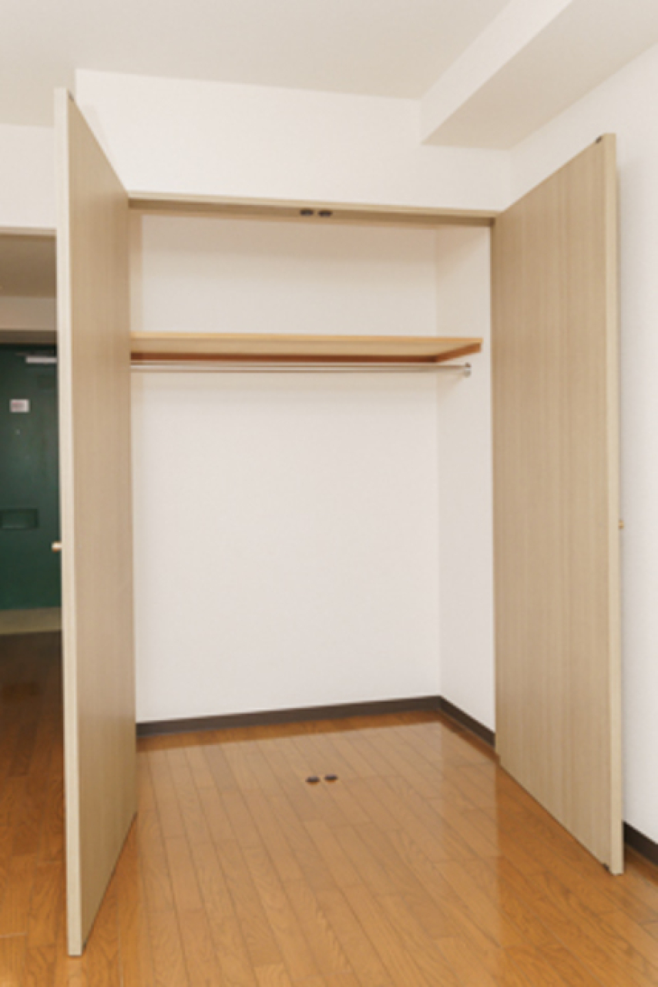 ハンガーパイプが付いている首脳スペース。掛けるだけのカンタン収納ができます。
※写真は同タイプ住戸です。