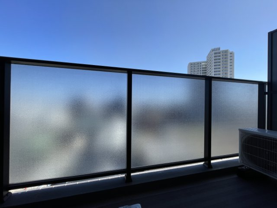 青空広がるバルコニー