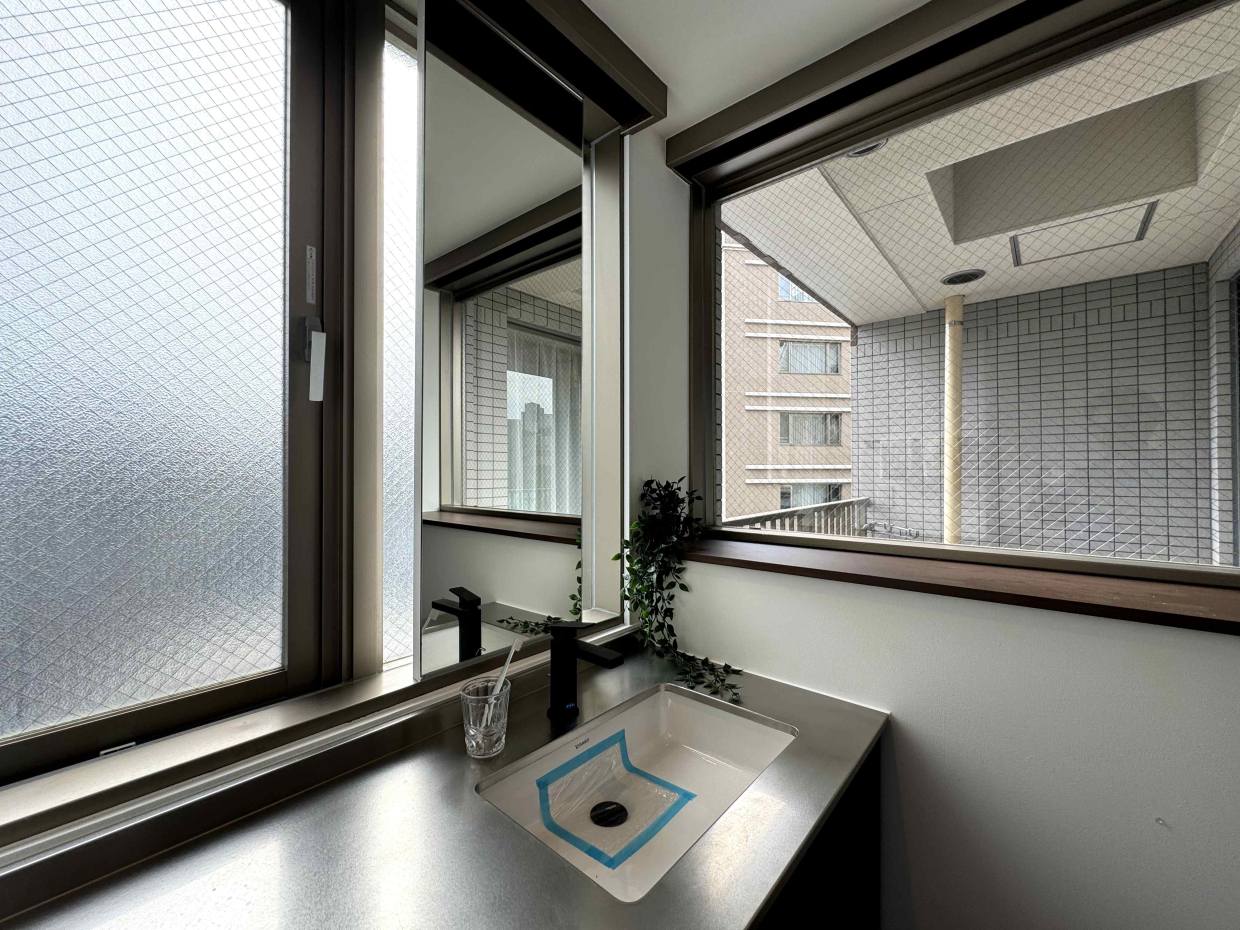 洗面スペースは窓も2面あるため明るい