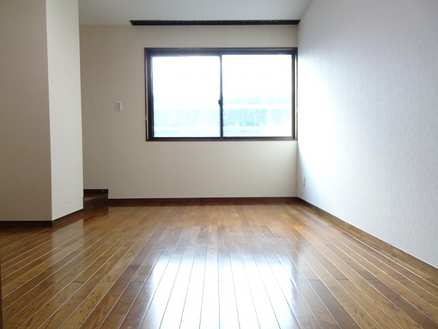 写真にはありませんが、奥から階段を上ると約35帖もの広い屋根裏部屋があるとのこと。