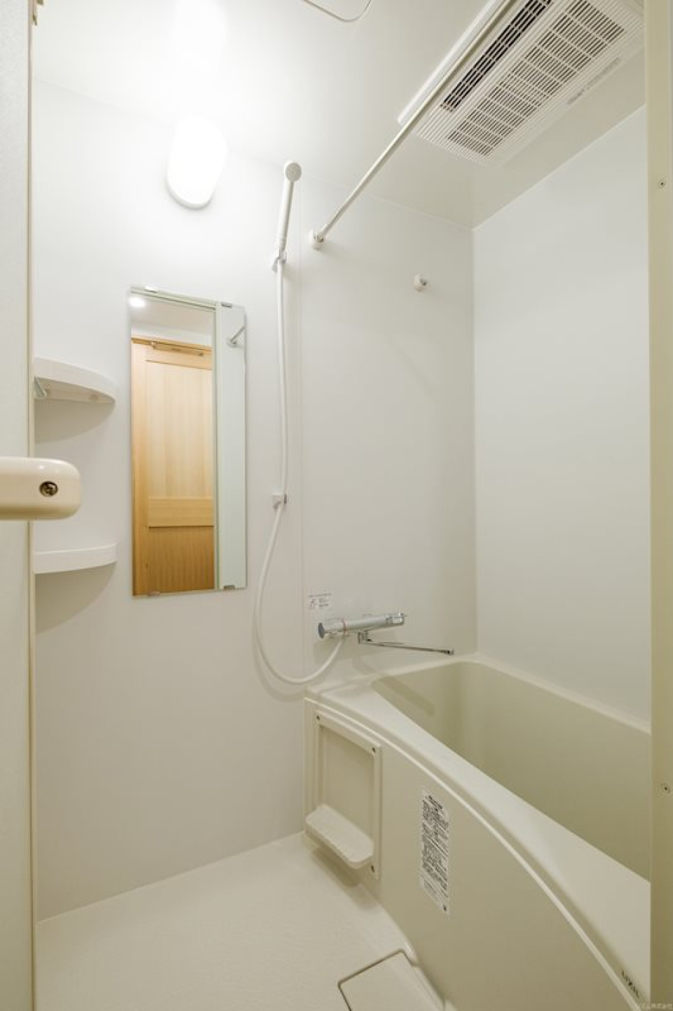 シンプルなバスルームは浴室乾燥機付き