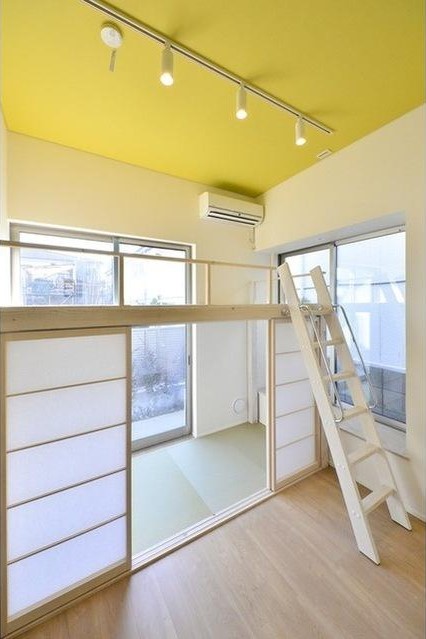 洋室は4.48帖とコンパクトですが、ベッドファニチャーのおかげで空間が広く使えます