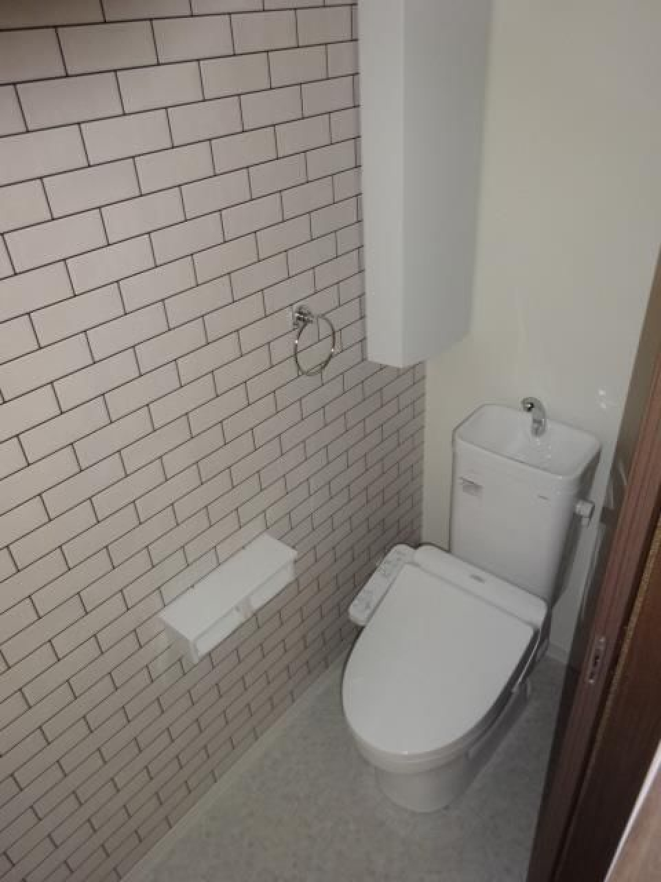 トイレにもレンガ調の壁紙があります。