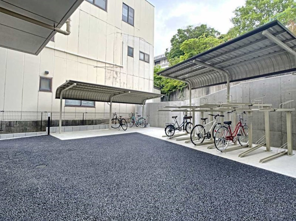 駐輪場も屋根付きで大事な自転車、雨でも濡れない