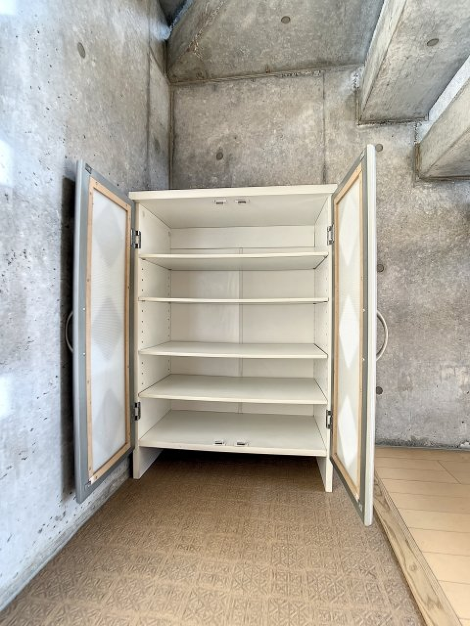 靴入