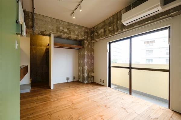 床は無垢フローリングが採用されています