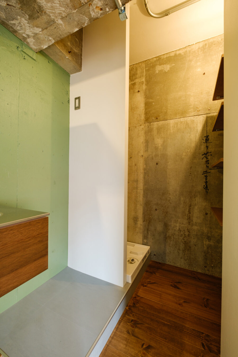 キッチンの奥には洗濯機置き場があり、家事楽な配置になっています