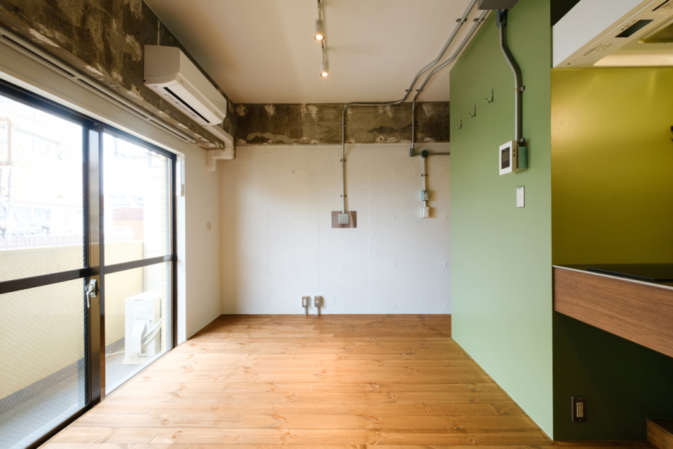 躯体表しの梁がラフさを演出