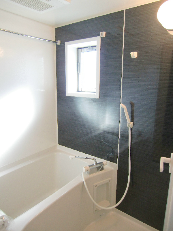 浴室には黒のアクセントパネルが使われています。