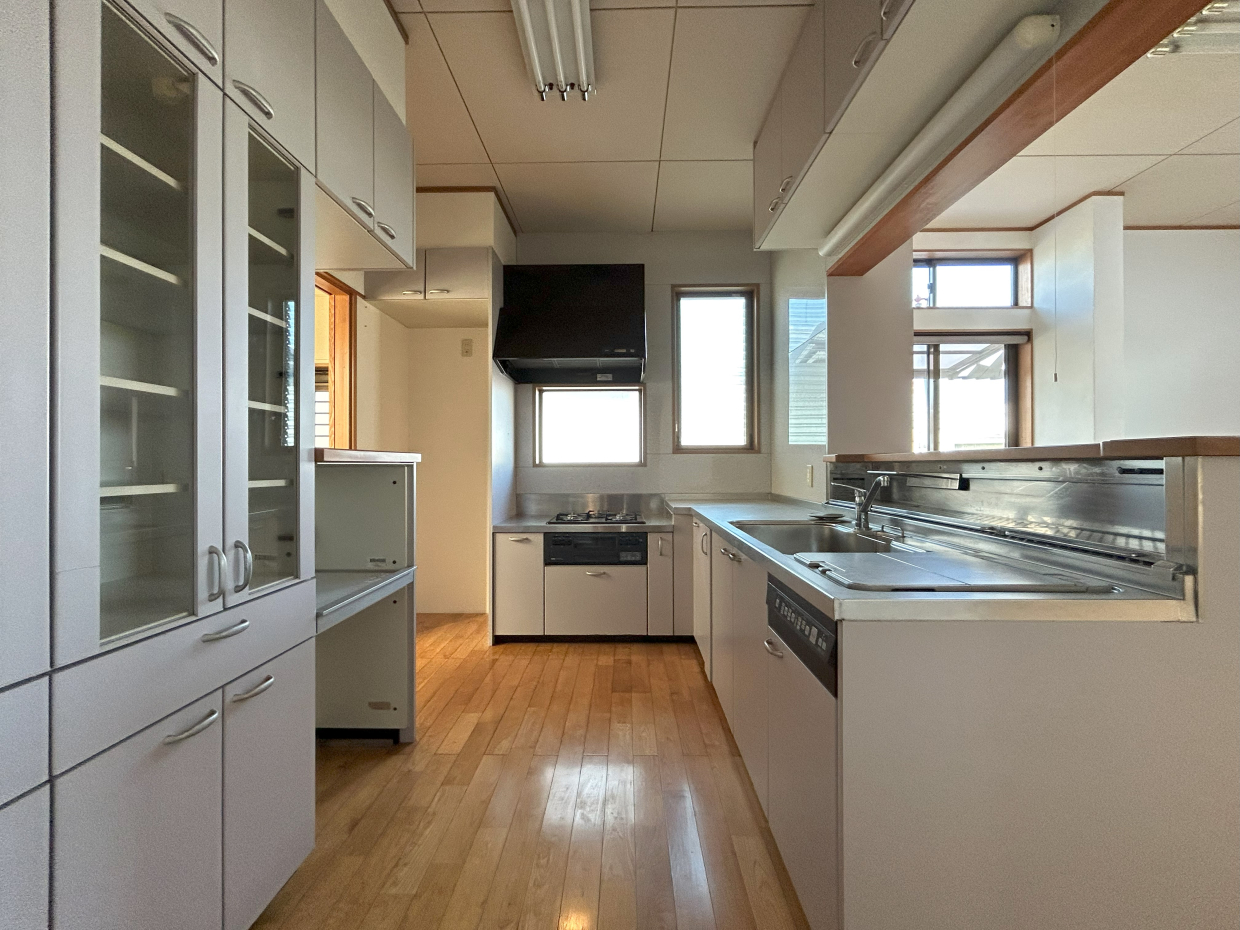 食洗機付き、キャビネット付き。盛りだくさんなキッチン。