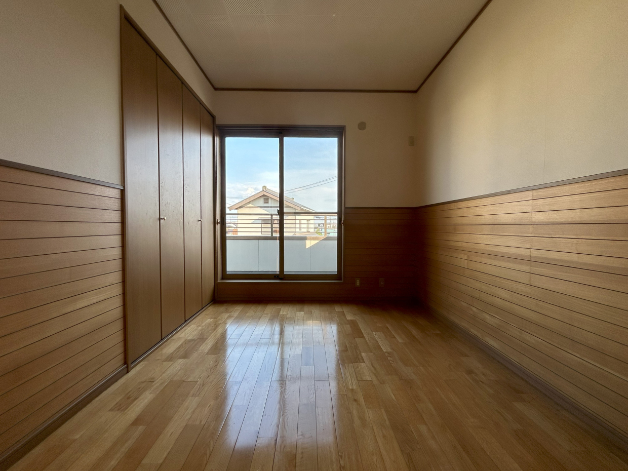 2階は洋室が3部屋。まずは縦長7帖の洋室（5/7）