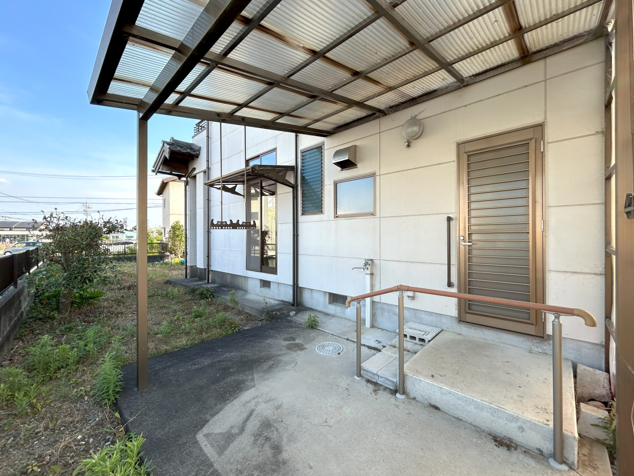 お勝手口の物干しスペース。