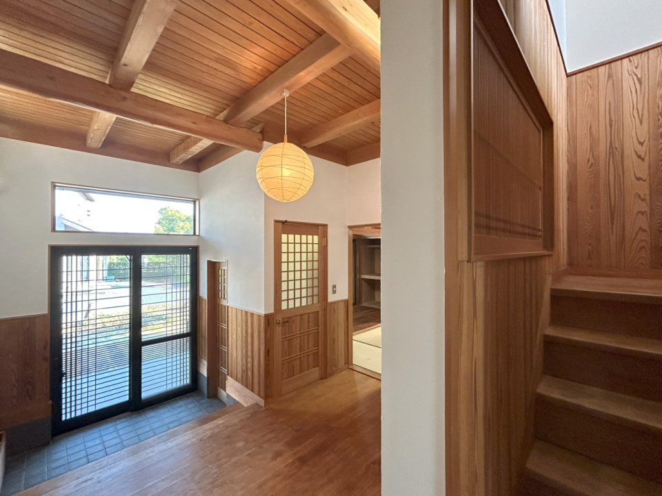 玄関ホールの佇まいは、老舗旅館。