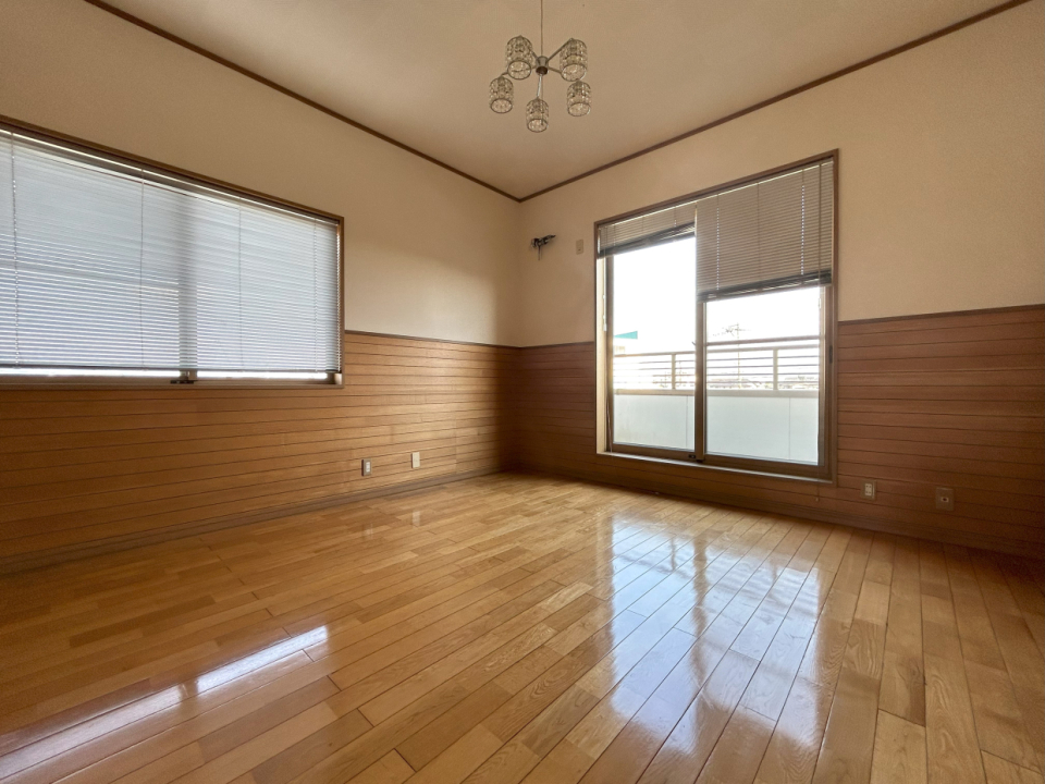 南東の洋室。2面窓から爽やかな風が通ります。（7/7）