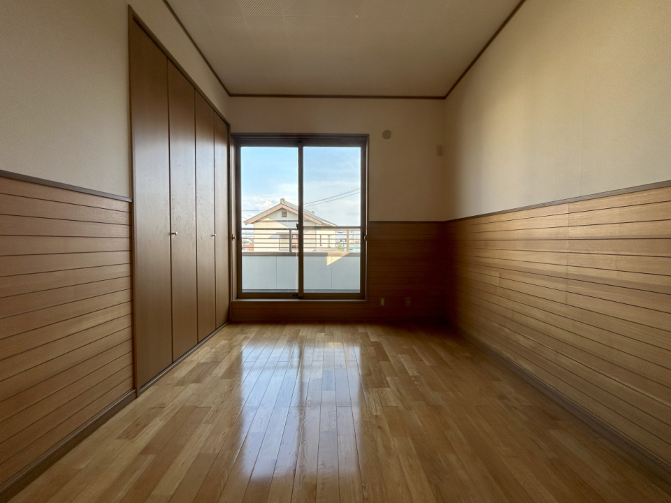 2階は洋室が3部屋。まずは縦長7帖の洋室（5/7）