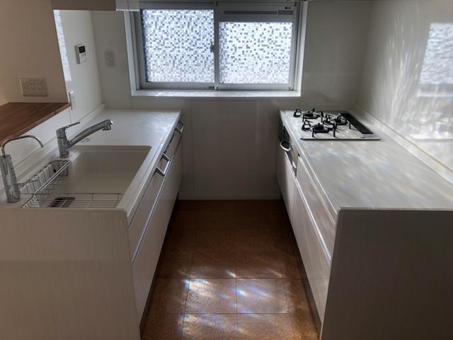 キッチンはセパレート型。作業スペースが広く、横移動が少なく作業しやすいというメリットがあります。