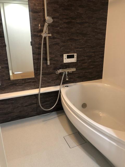 浴槽も広い…！ゆったり浸かることができそうです。