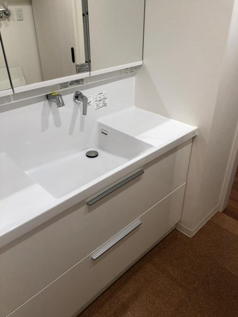 洗面台もワイドですが、上品さも忘れていません。