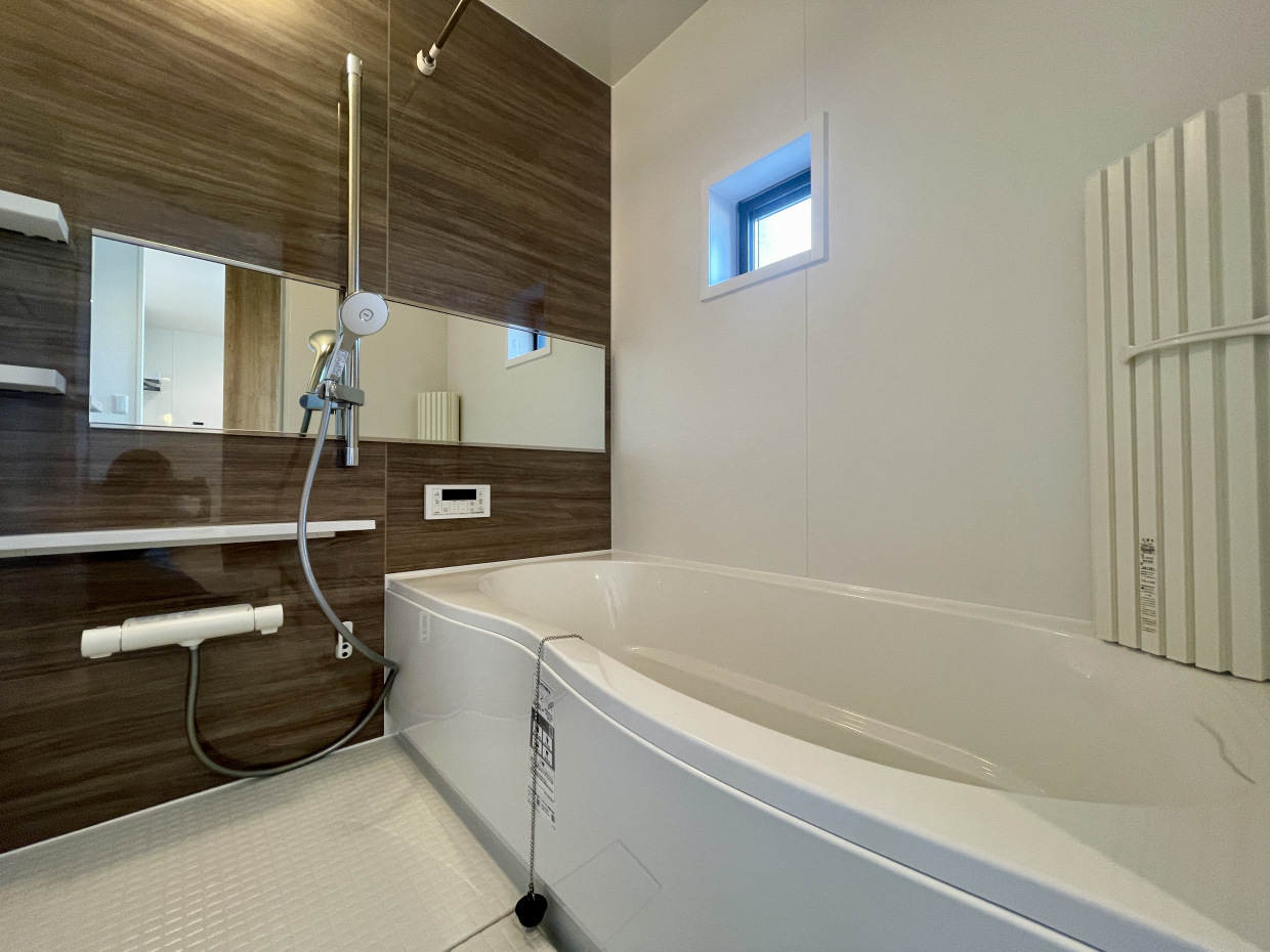 追い焚き付きで、背の高い方でもゆったり浸かれる一坪風呂