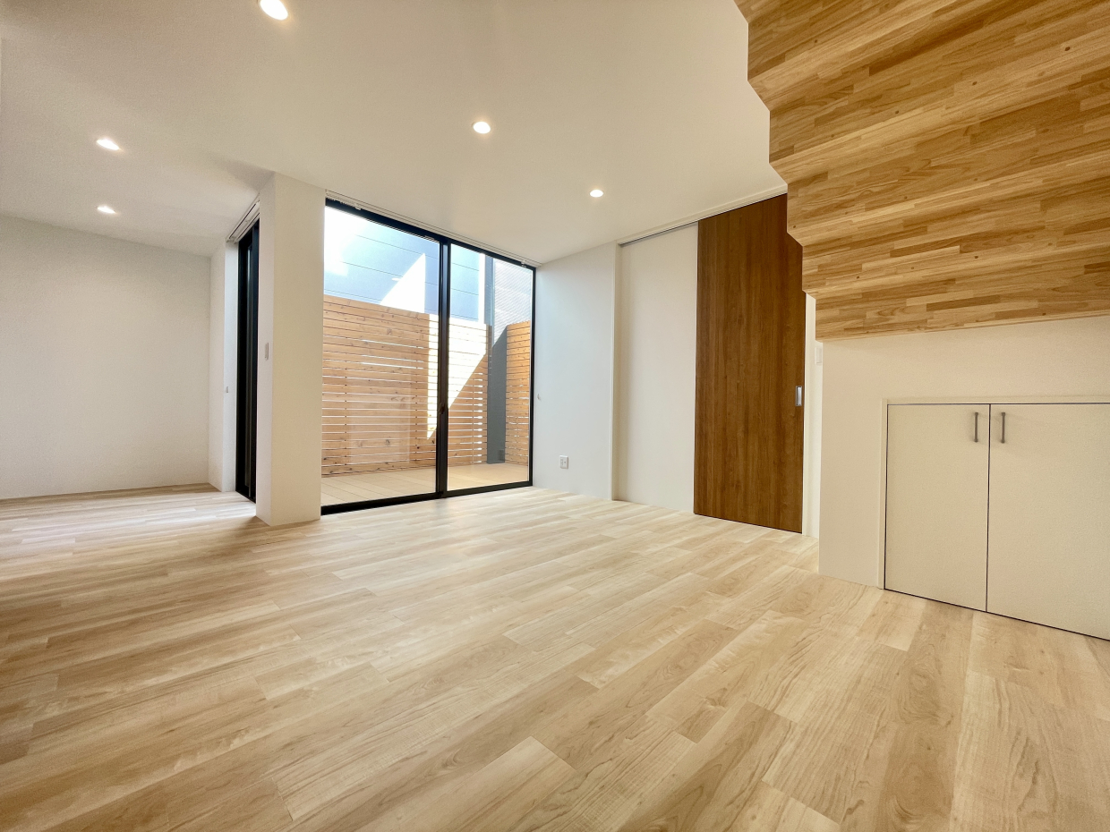 15.5帖のリビング。階段下にも収納あります。