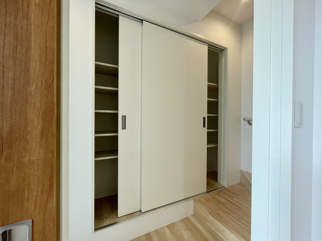 階段下には大きめの収納。「左半分は靴箱」「右半分は本棚」のように家族にマッチした使い方を！