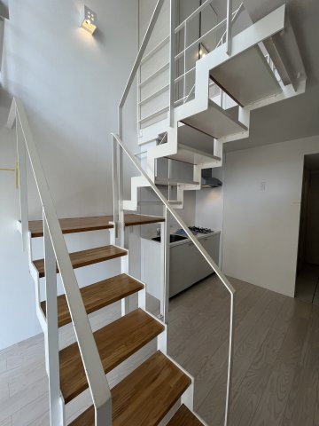 お部屋の主役となる瀟洒な階段