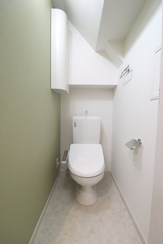 トイレの壁はパステルグリーン