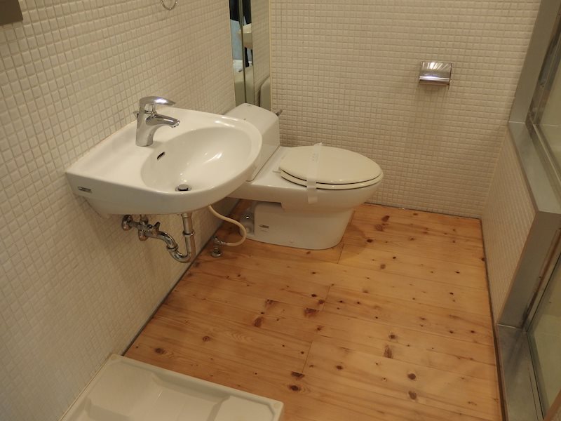 同室のトイレと洗面は、床が木目なのも素敵…！