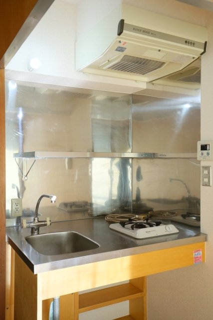 キッチンはコンパクトですがピカピカ！